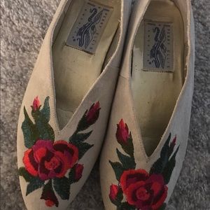 Perry Ellis Embroidered Flower Tan Flats 7.5